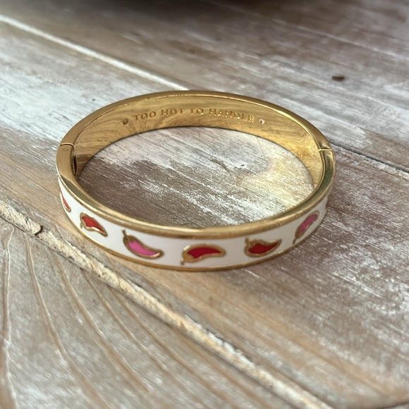 Kate Spade “Too hot to handle” Chili 🌶️Pepper bracelet Bangle. - Picture 5 of 8